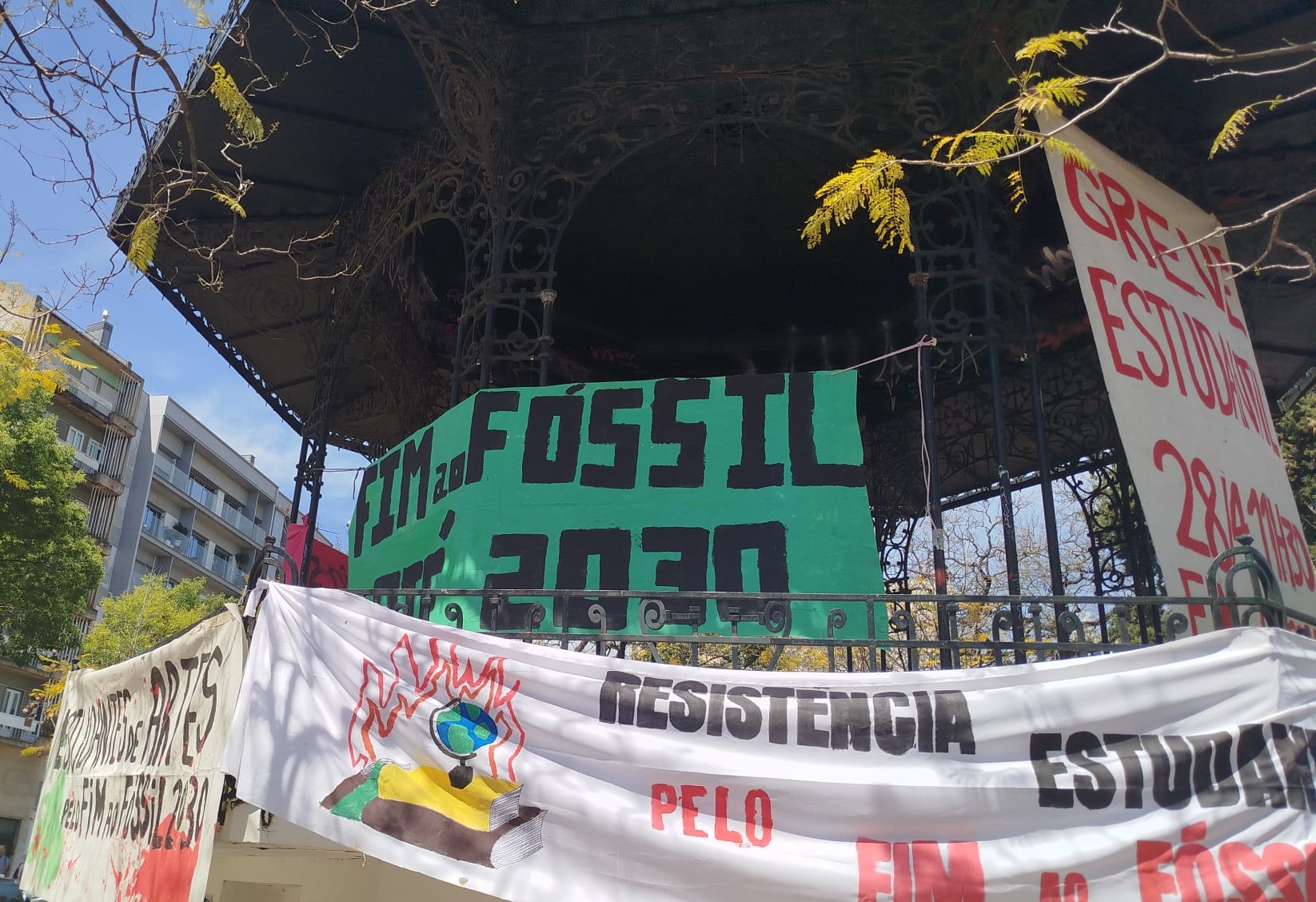 Centenas de estudantes marcham pelo Fim ao Fóssil até 2030 em dia de apagão