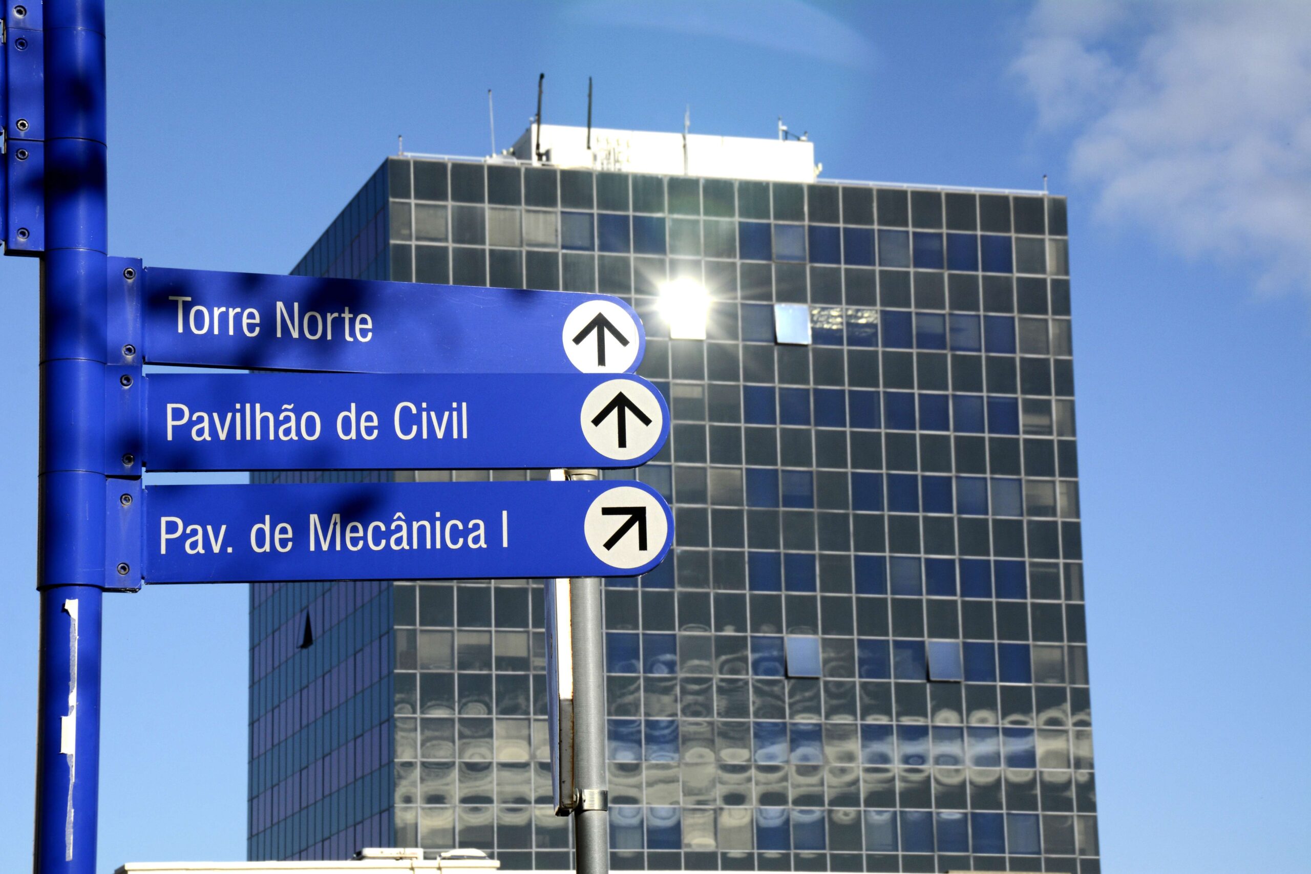 Regresso parcial (e condicional) a regime semestral confirmado para 2026/2027 